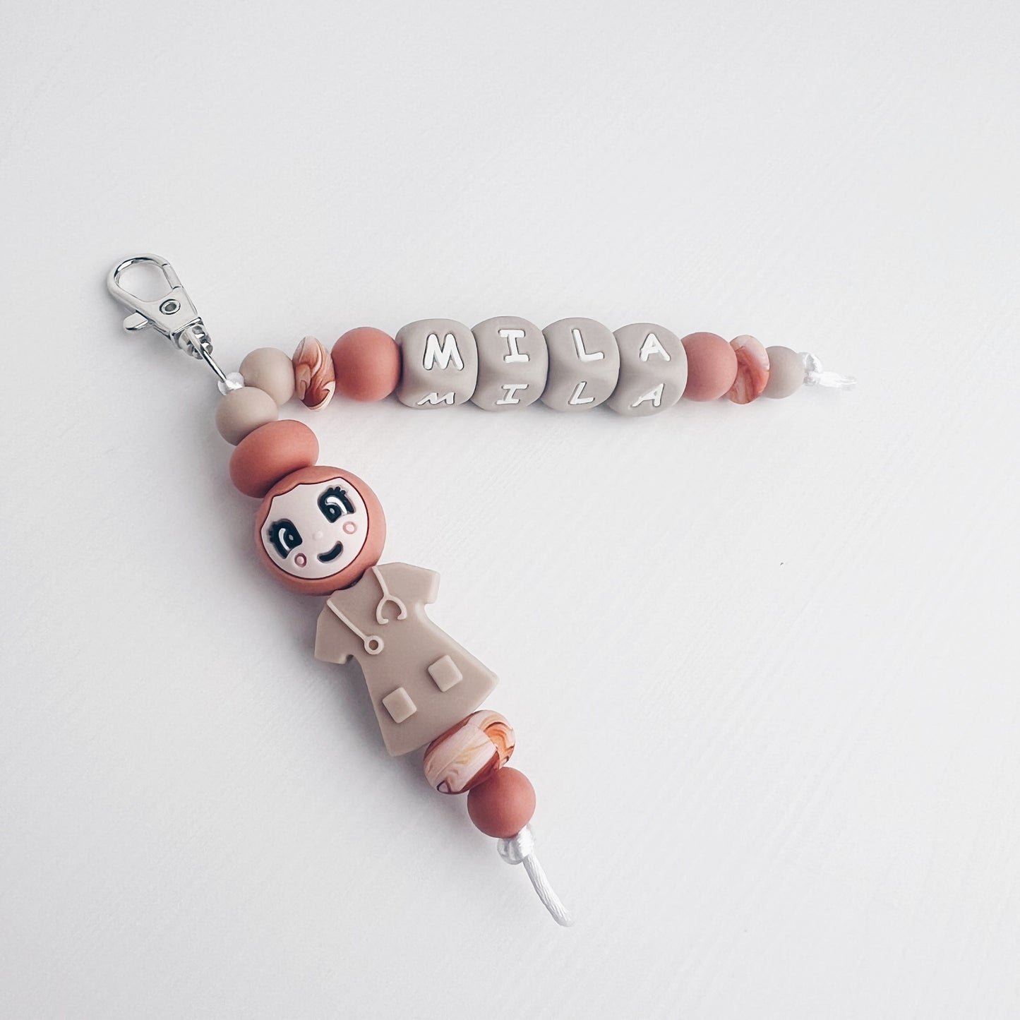 Sleutelhanger - verpleegster - popje van geluk teracotta/beige met naam