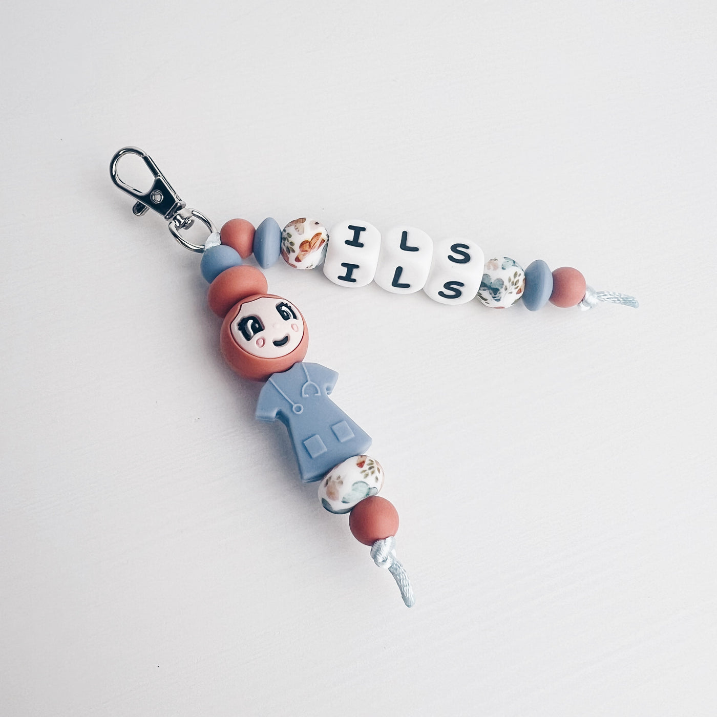 Sleutelhanger - verpleegster  - popje van geluk blauw/terracotta met naam