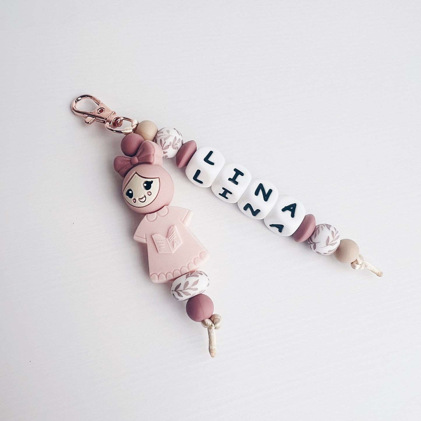 Sleutelhanger - juf - popje van geluk rosewood/beige met naam