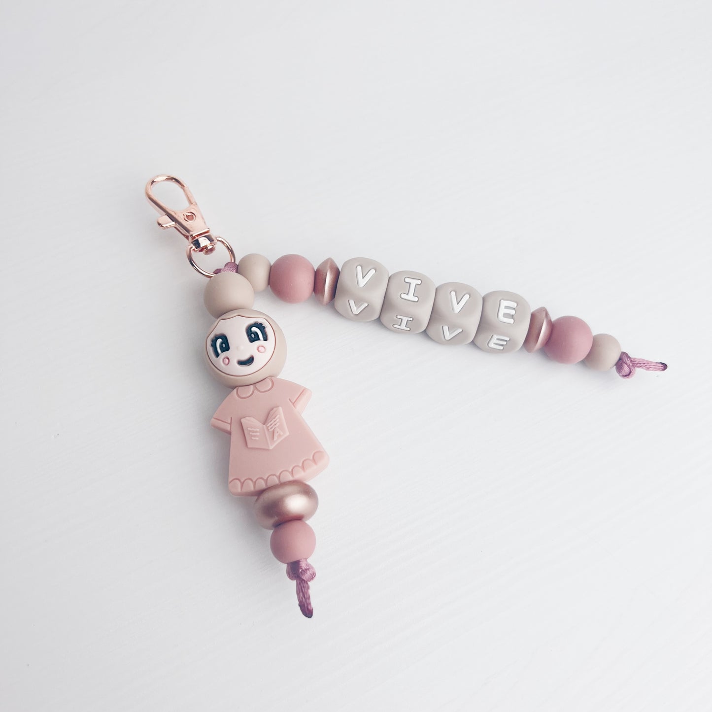 Sleutelhanger - juf - popje van geluk rosewood/rosé met naam