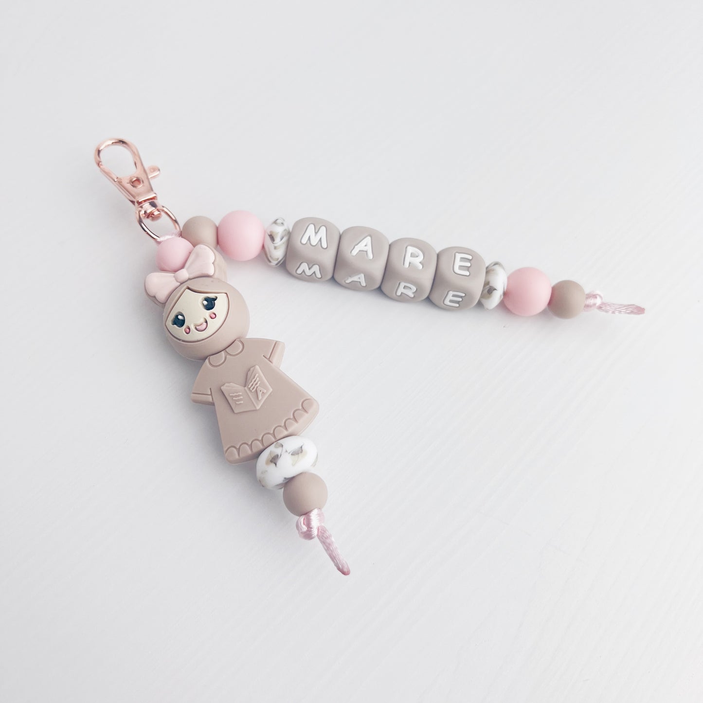 Sleutelhanger - juf - popje van geluk beige/ rozel met naam