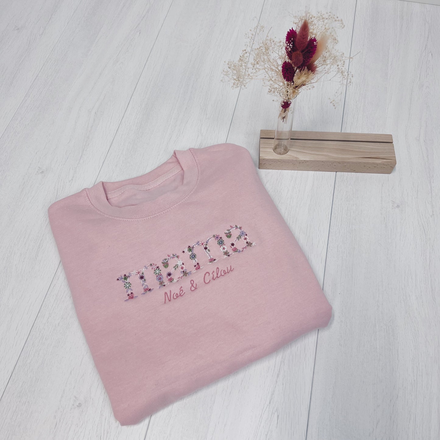 Mama trui met naam geborduurd met bloemen