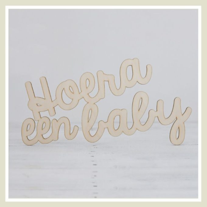 Houten aankondigingsbord - Zwangerschapsaankondiging "Hoera een baby"