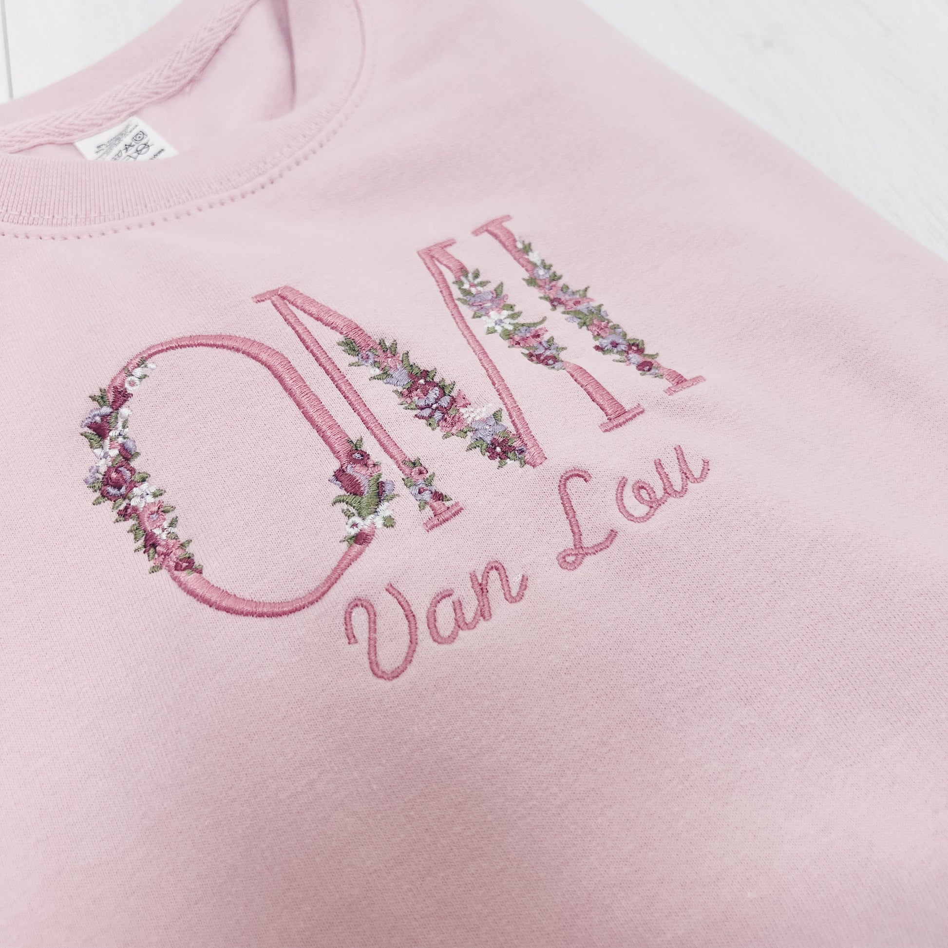 Sticker Bloemen alfabet set, letters A - D, op een witte achtergrond Sticker Bloemen alfabet set, letters A - D, op een witte achtergrond