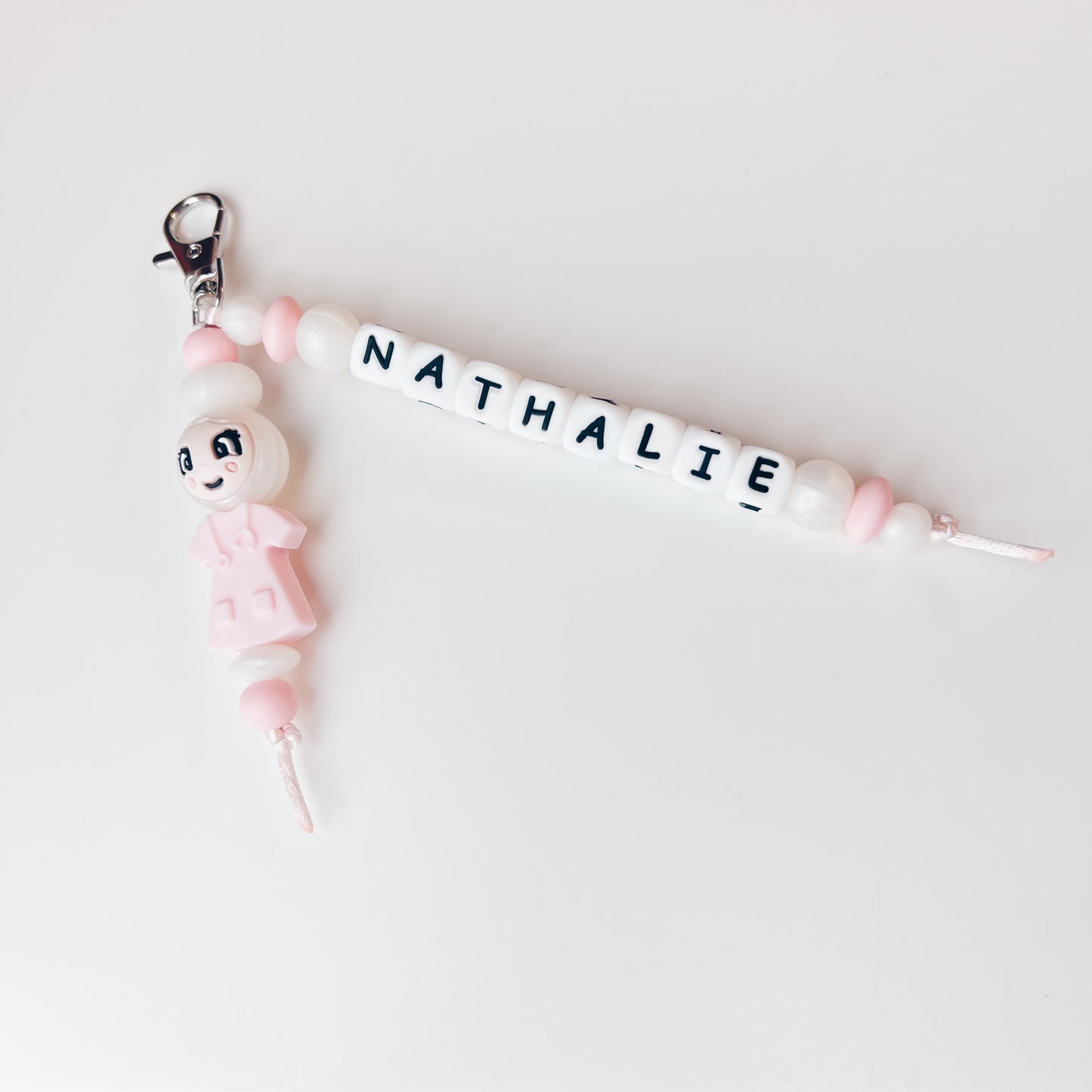 Sleutelhanger - verpleegster  - popje van geluk roze/parlemour met naam