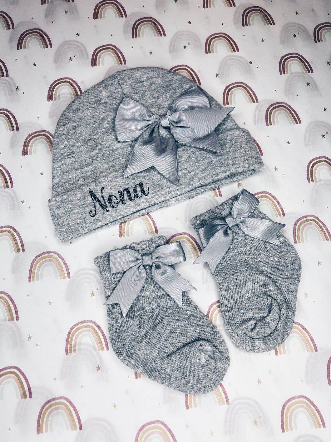 Giftset mutsje & sokjes met naam - grijs